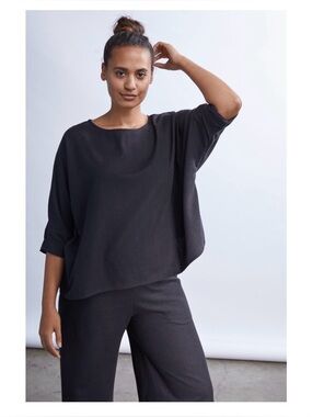 Jamie + the Jones T Top in raw silk black size M